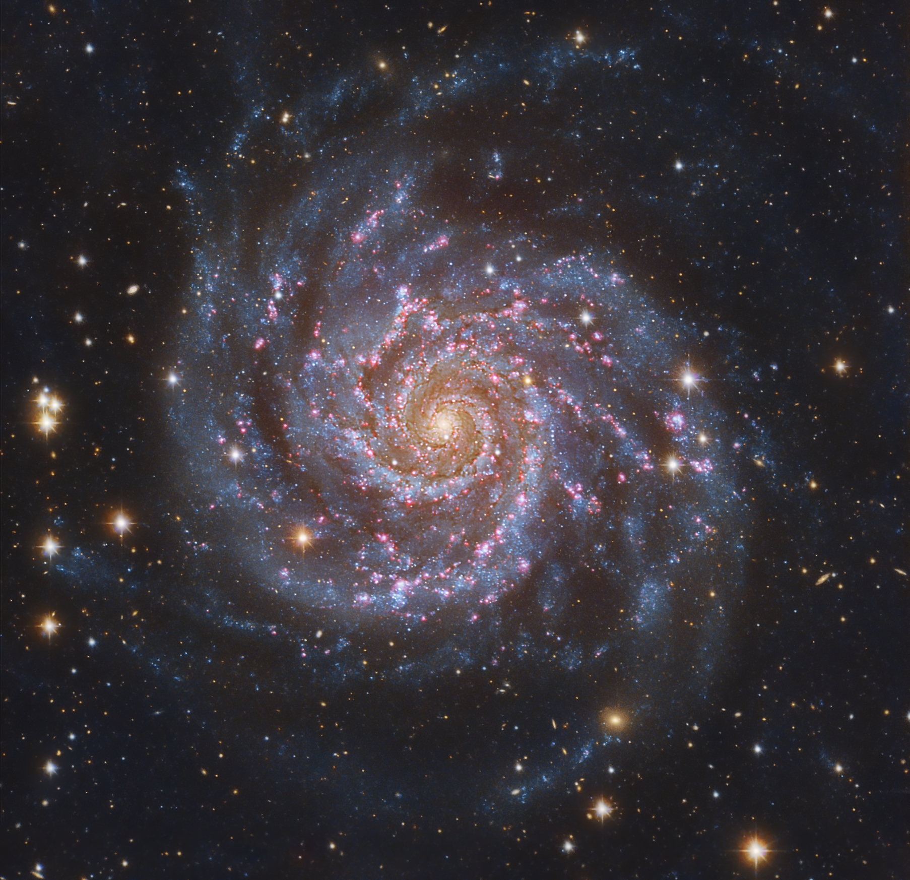 Большой ли космос. Галактика Мессье 74. Спиральная Галактика м74. Мессье 101. Спираль Галактики Млечный путь.